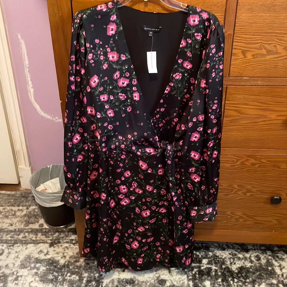 Banana Republic Silky Floral Wrap Dress size 20, never worn . Tags removed .